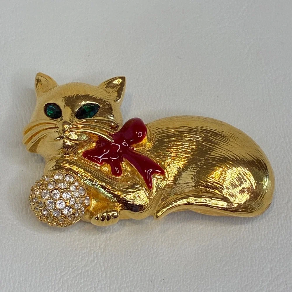 Napier Vintage Gold Tone Cat‎ Brooch Green Eyes Red Bow Rhinestone Yarn Ball